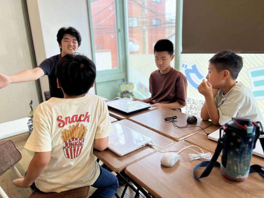 世田谷区喜多見のプログラミング教室で夏休みイベントに参加する小学1年生から6年生までの子どもたち